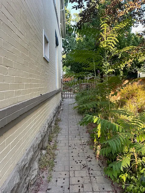 Side of home with walkway to back of home. - 124 N T St #3
