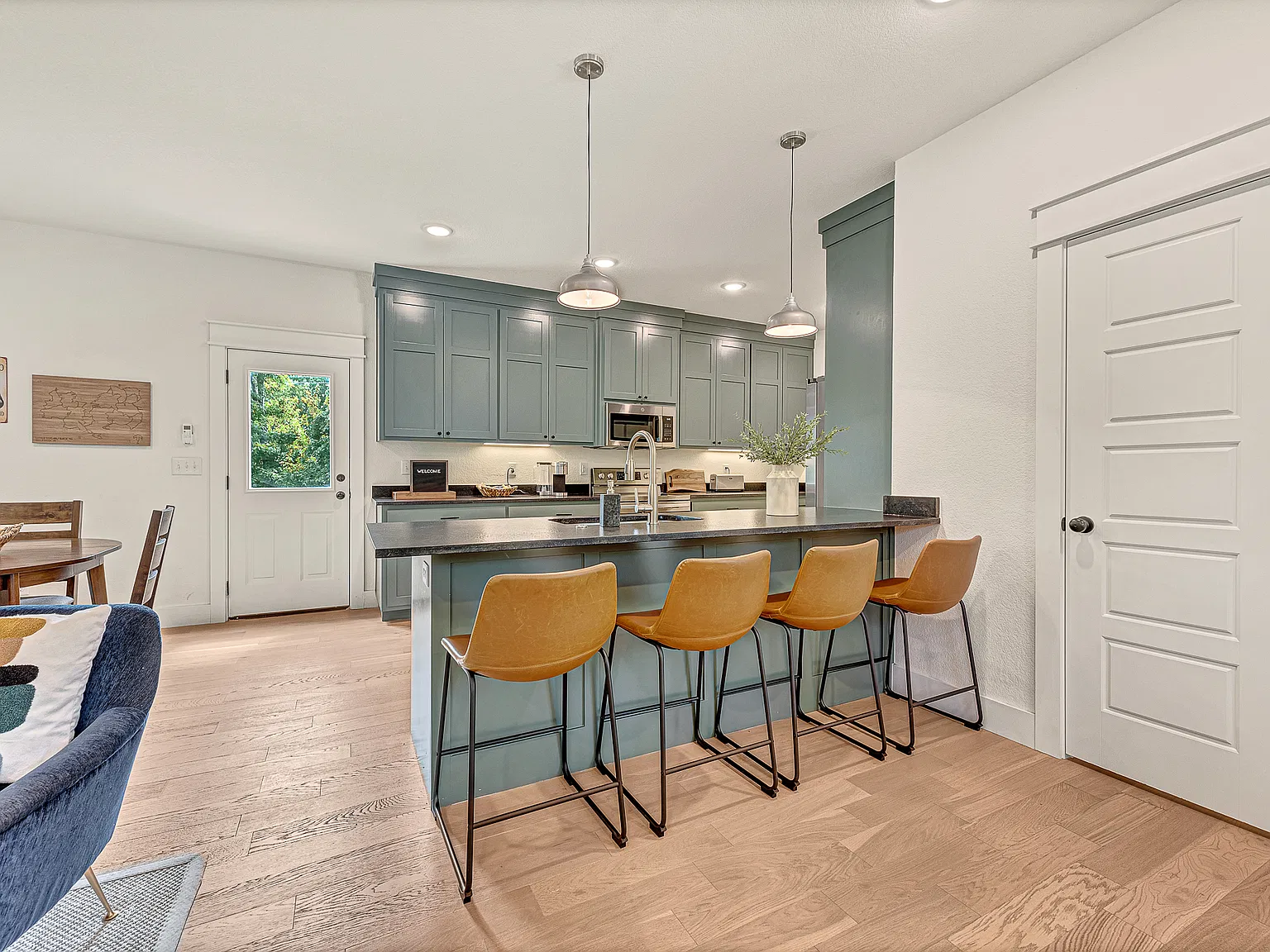 3 bed, 2.5 bath, 1524 sqft, $2,500 — Photo 3