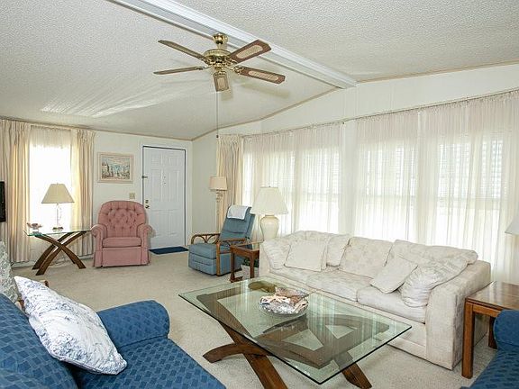 4th image of 704 Oleander Cir