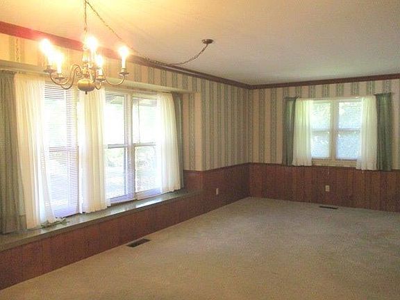 3rd image of 601 N Valley Dr