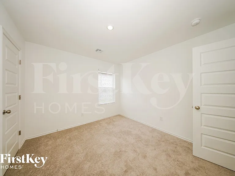 433 Labelle Ln — Photo 14