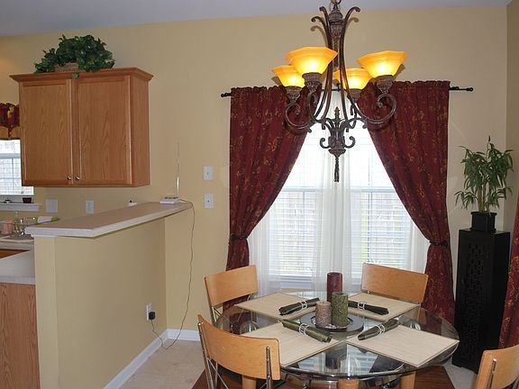 Eat-in area adjacent to Kitchen