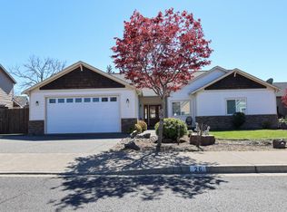 26 Pine Ct, Eagle Pt, OR 97524