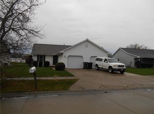 1848 Victoria Ln, Charleston, IL 61920