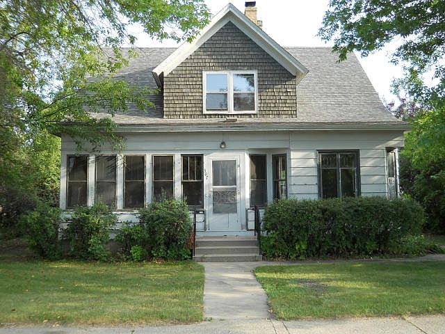 1st image of 307 6th Ave E