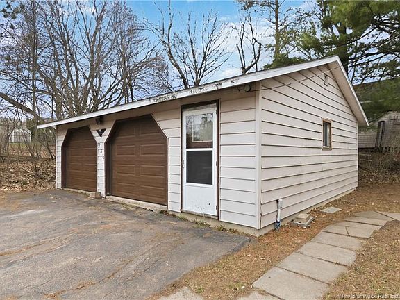 3rd image of 232 Leslie St