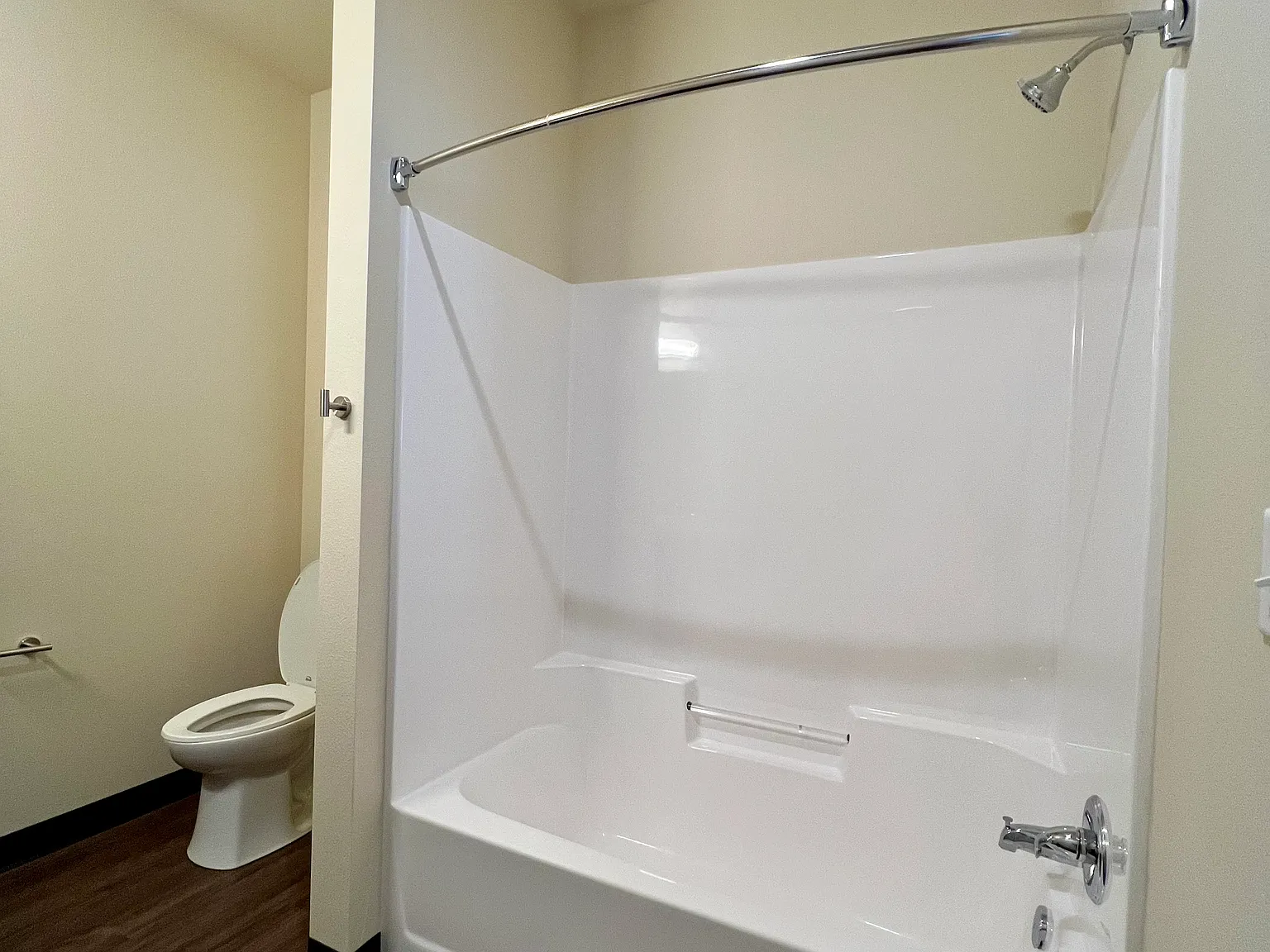 3 bed, $1,800 — Photo 2
