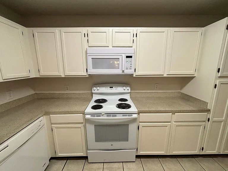 2514 Livingston Ln — Photo 15
