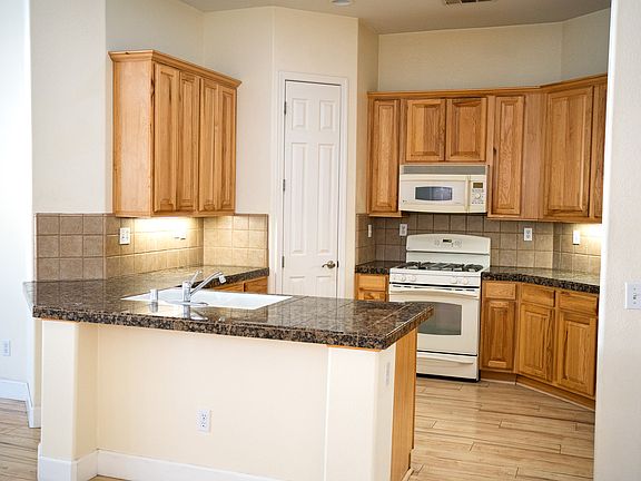 5th image of 1900 Clarendon Ct