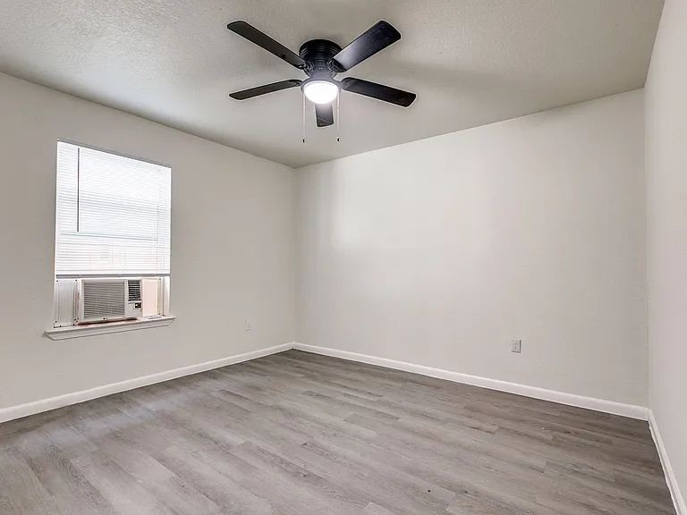 Elmwood Triplex — Photo 20