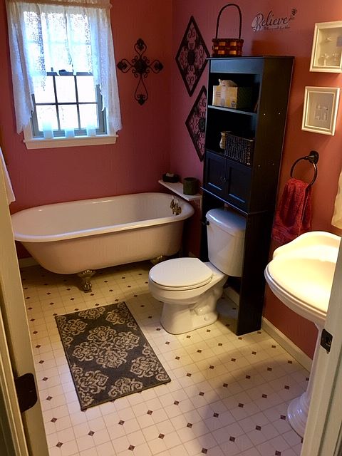 Main house (Bathroom 1 of 3)