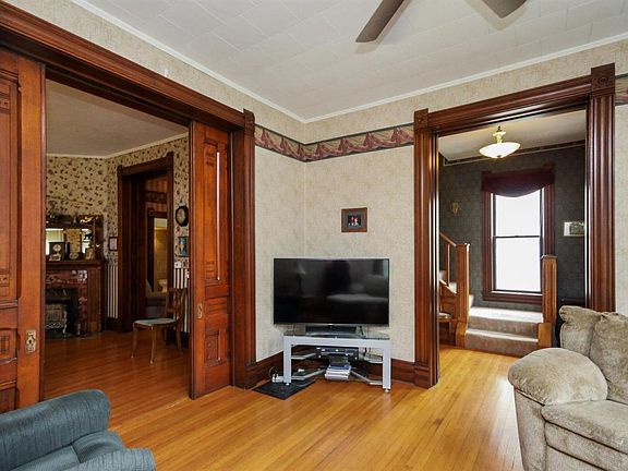 4th image of 502 W Main St