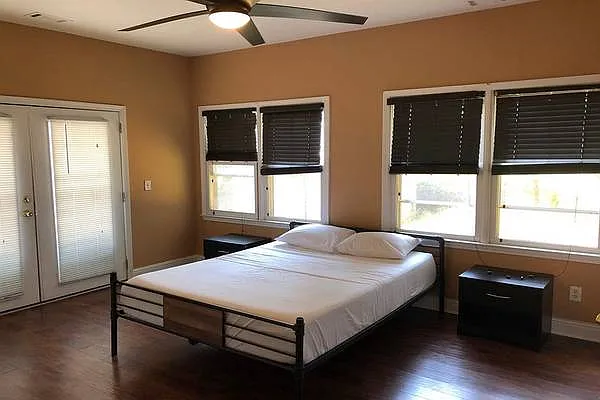5 bed, 4000 sqft, $900 — Photo 3