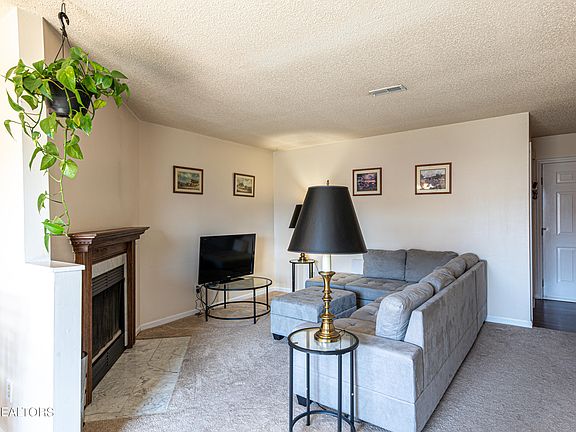4th image of 2102 Silverbrook Dr