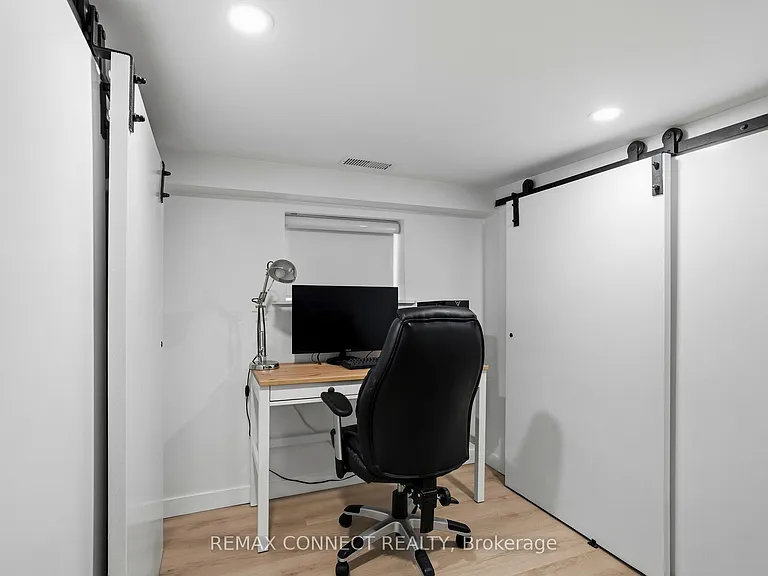 60 Woodbury Rd — Photo 30