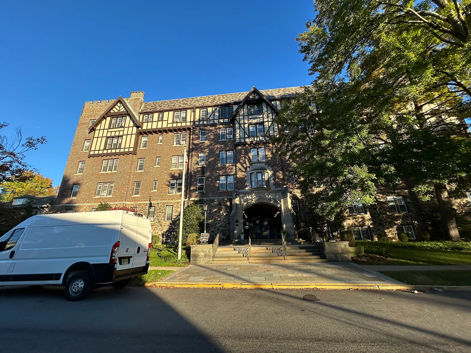 2 bed, 895 sqft, $3,000 — Photo 2