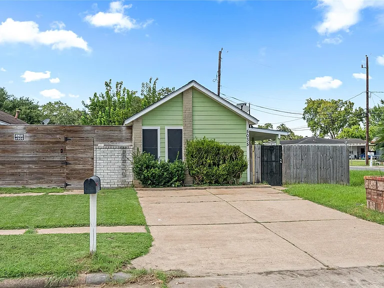 5035 Reno Dr — Photo 2