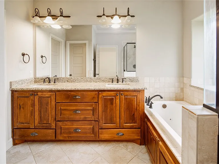 4025 Crestmont Dr — Photo 17