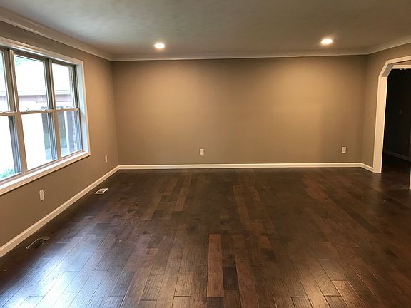 3rd image of 239 Trailwoods Dr