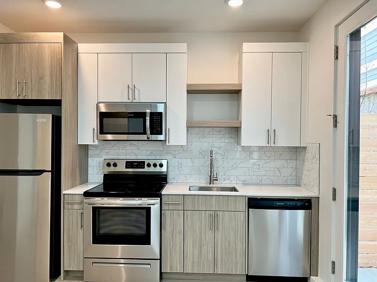 Greenwich Ave Apartments — Photo 7