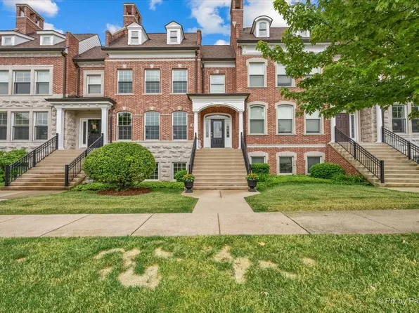 15 North St #4H, Woodstock, IL 60098