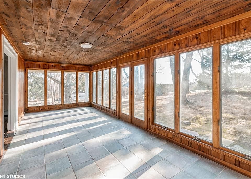 7 Hill Side St, Saunderstown, RI 02874 Zillow