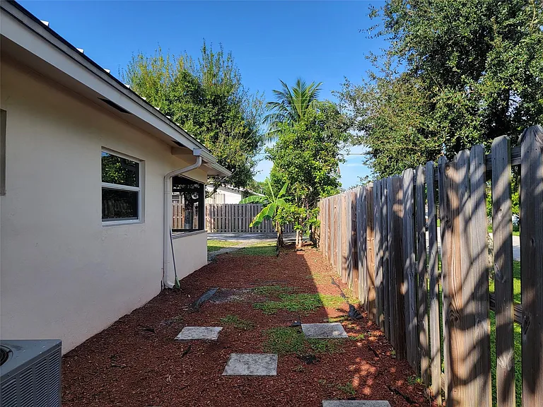 1601 SW 1st Ter #1 — Photo 29