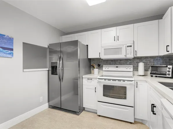 9700 Sunrise Lakes Boulevard #101, Sunrise, FL 33322