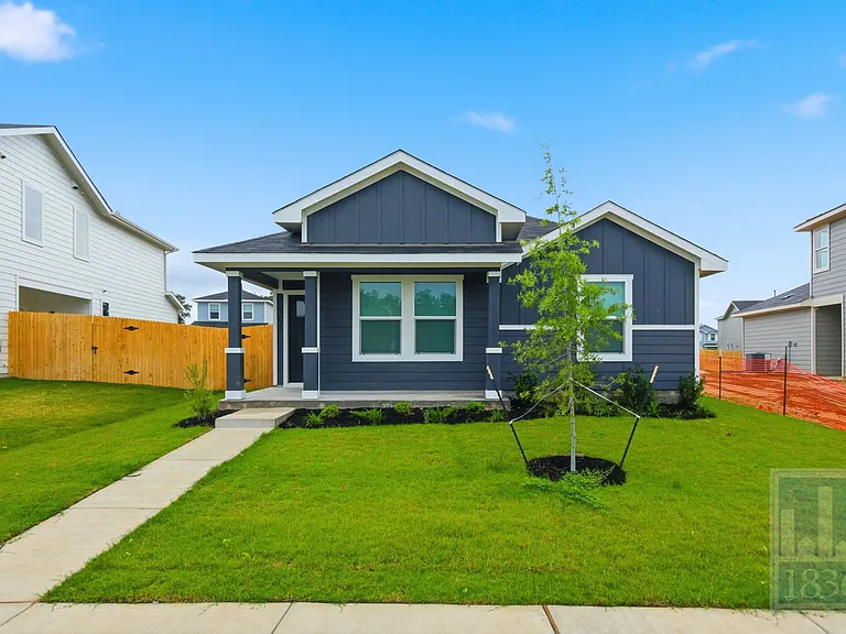 306 Constanza Trl — Photo 32