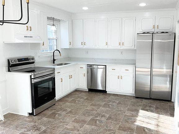 Be at home in this fully stocked kitchen w/all new Smart appliances