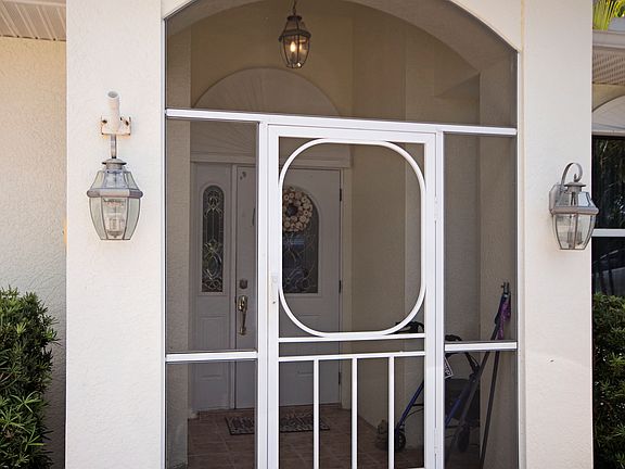2nd image of 826 SW 47th St