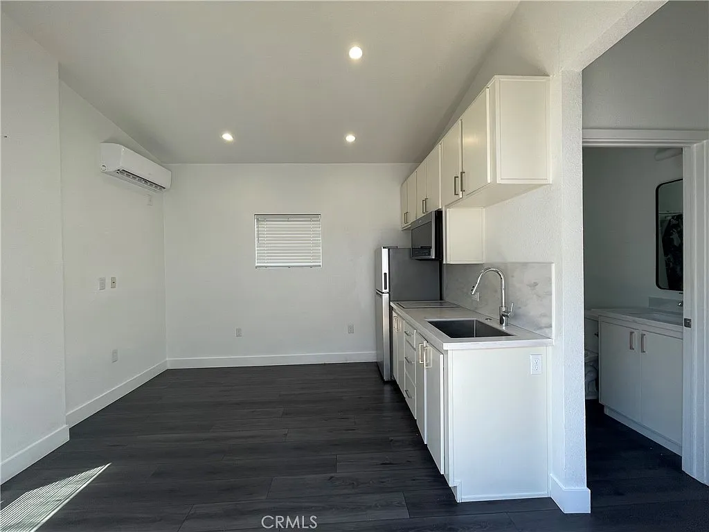 1 bed, 400 sqft, $1,800 — Photo 2