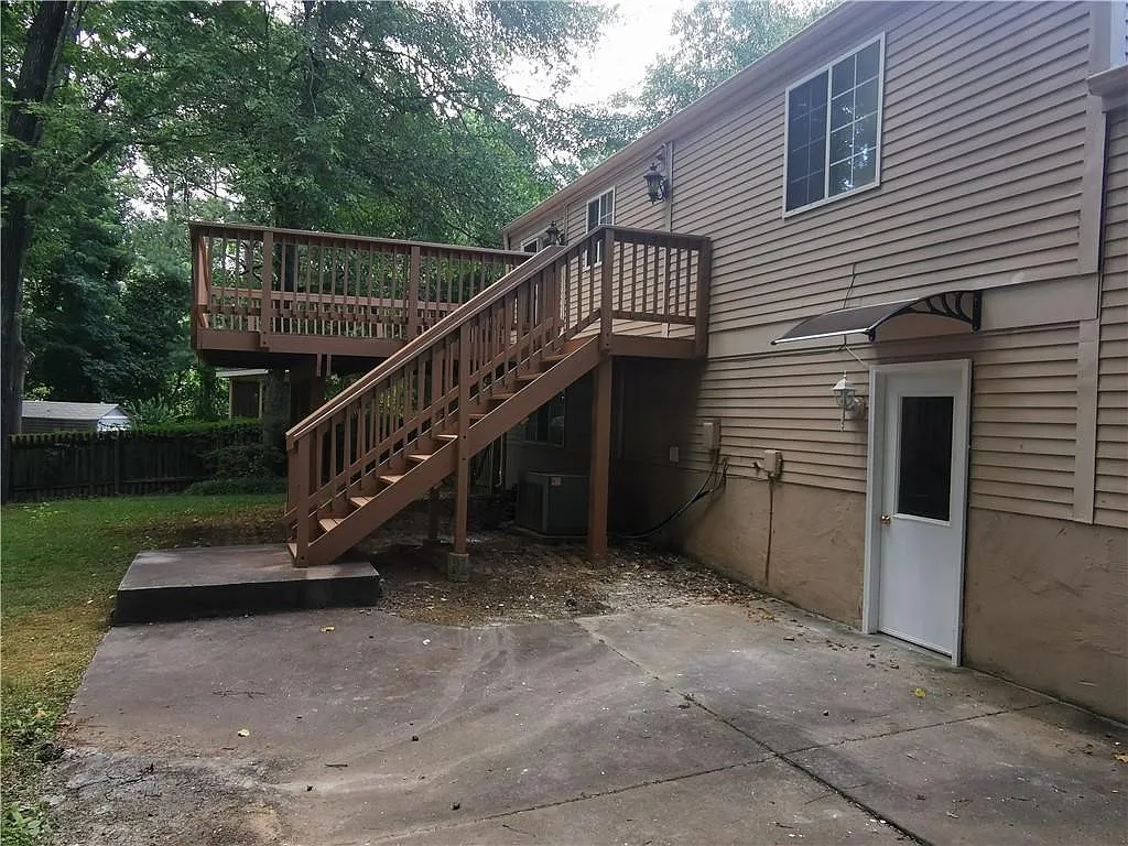 4 bed, 2.0 bath, 904 sqft, $2,495 — Photo 2