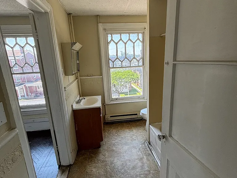 811 W Main St #5 — Photo 5