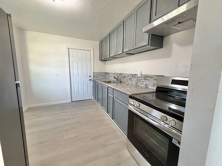 920 SW 47th St — Photo 4