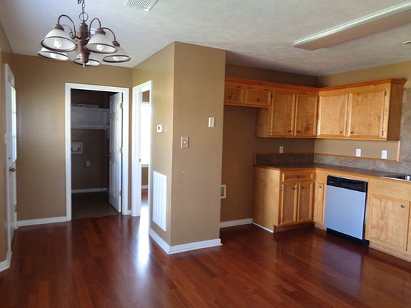 3rd image of 604 White Oak Dr