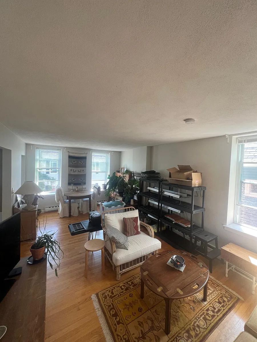 Building Photo - 171 W 8th St #3