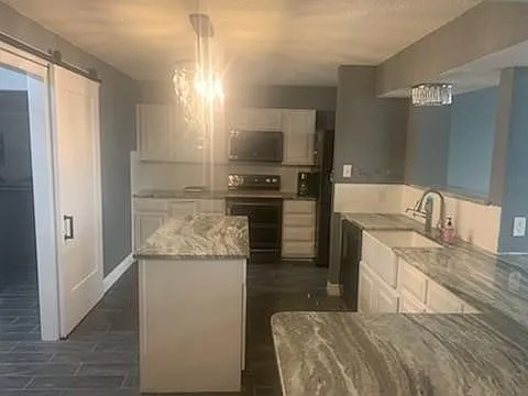 3 bed, 3.0 bath, 1997 sqft, $2,295 — Photo 3