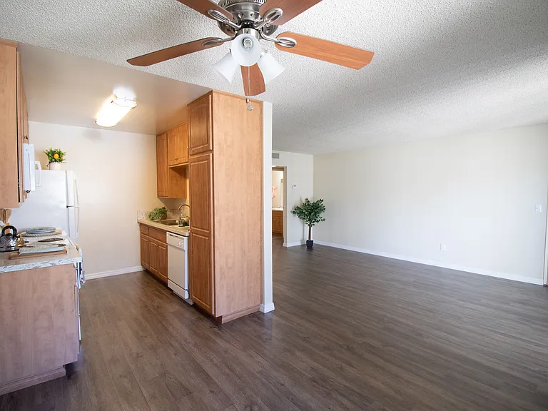Gold Coast Apartments — Photo 36