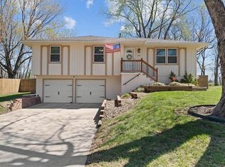 2113 S Owings St, Oak Grove, MO 64075