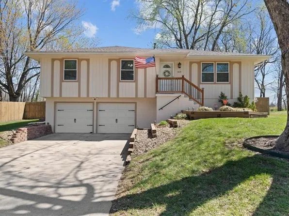 2113 S Owings St, Oak Grove, MO 64075