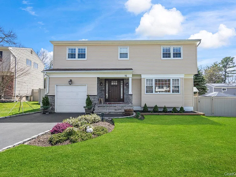 15 Lawrence Ct — Photo 1