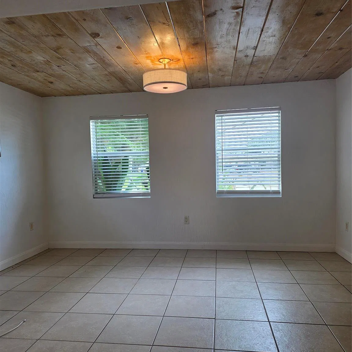2 bed, 1.0 bath, 2703 sqft, $1,700 — Photo 4