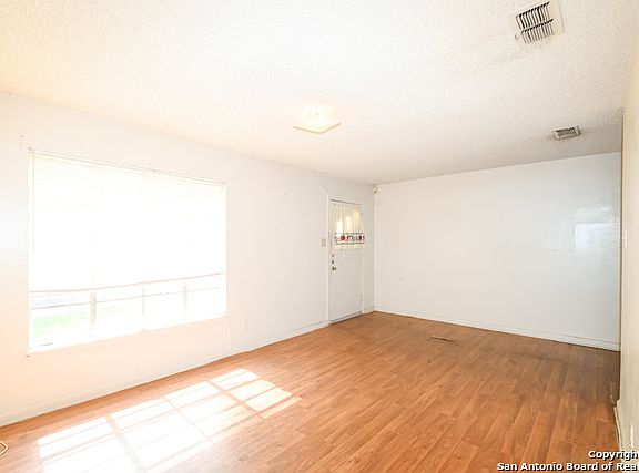 3rd image of 655 Glamis Ave