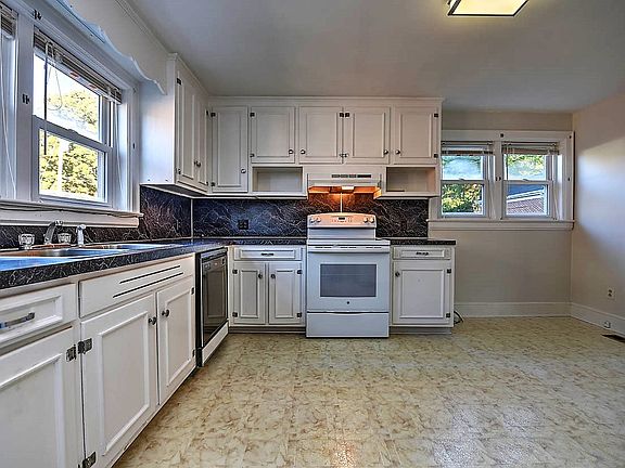 5th image of 615 Lawrence Ave