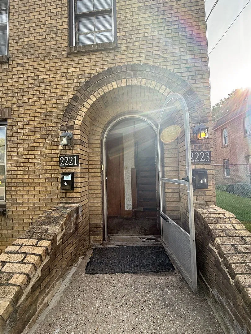 2221 Hancock — Photo 2