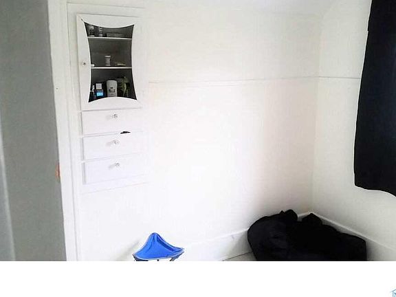 3rd image of 229 E Leggett St