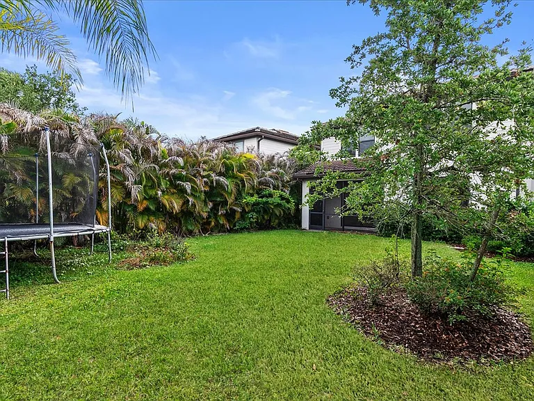 640 SE Monet Dr — Photo 28