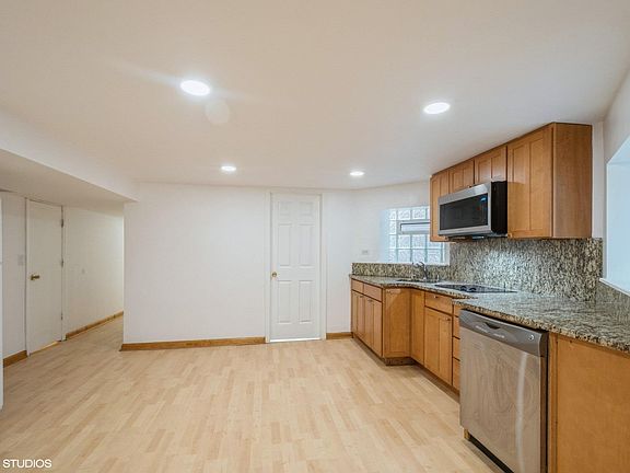 5th image of 5618 N Artesian Ave #G