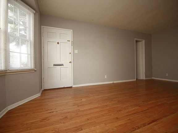 3rd image of 11101 1/2 Camarillo St #5635857
